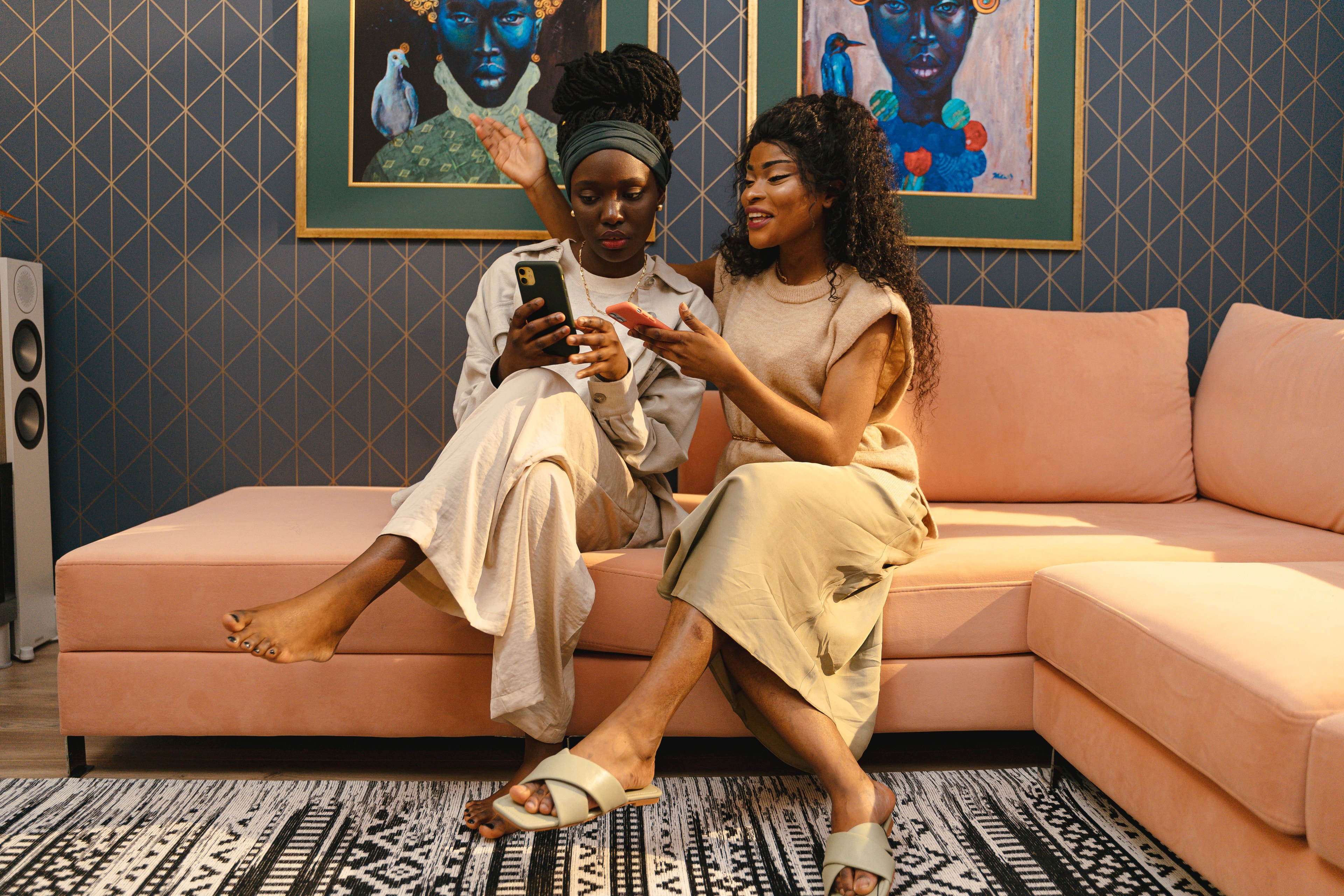 Deux amies partagent un moment sur leur téléphone