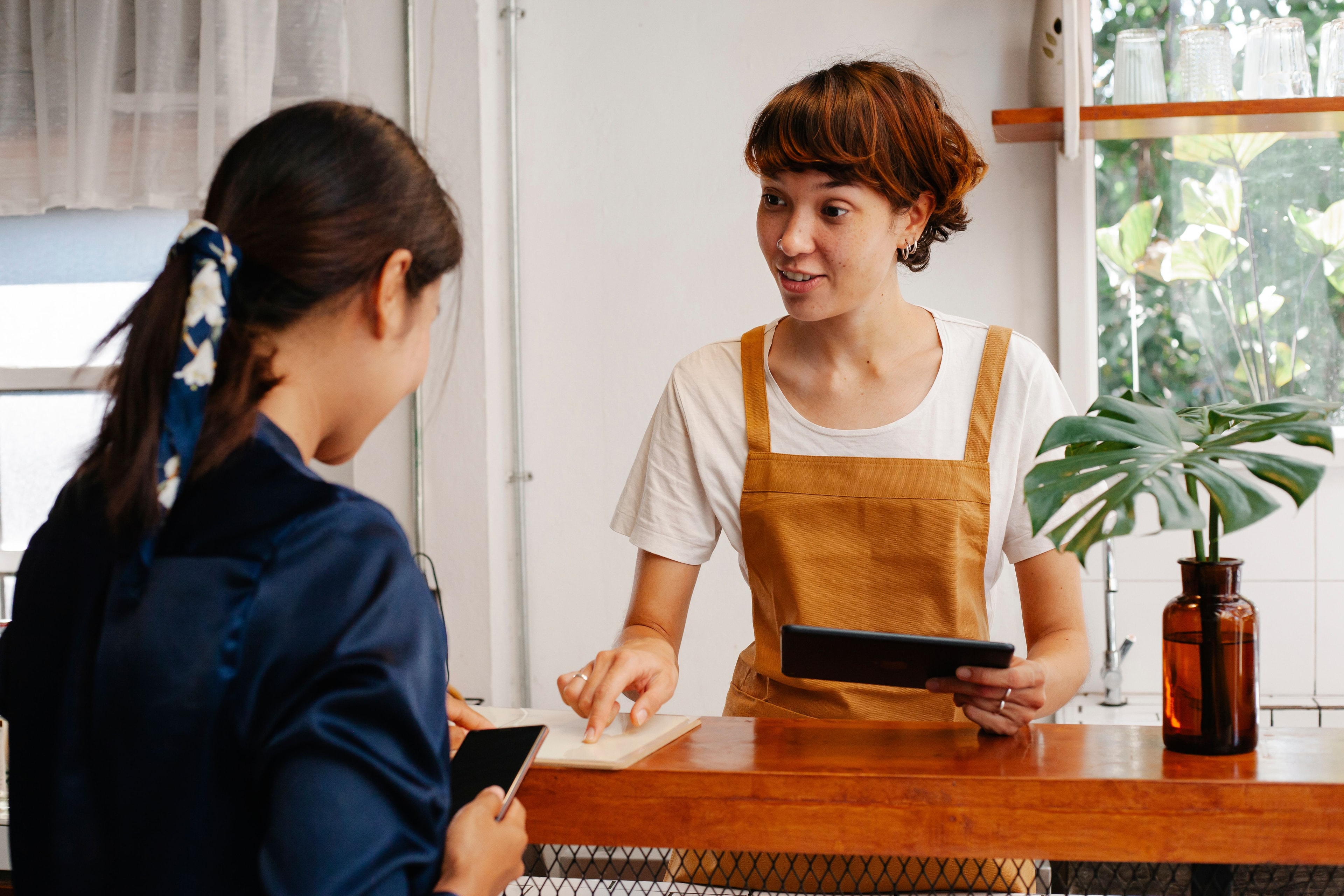 Échange au comptoir d'un café