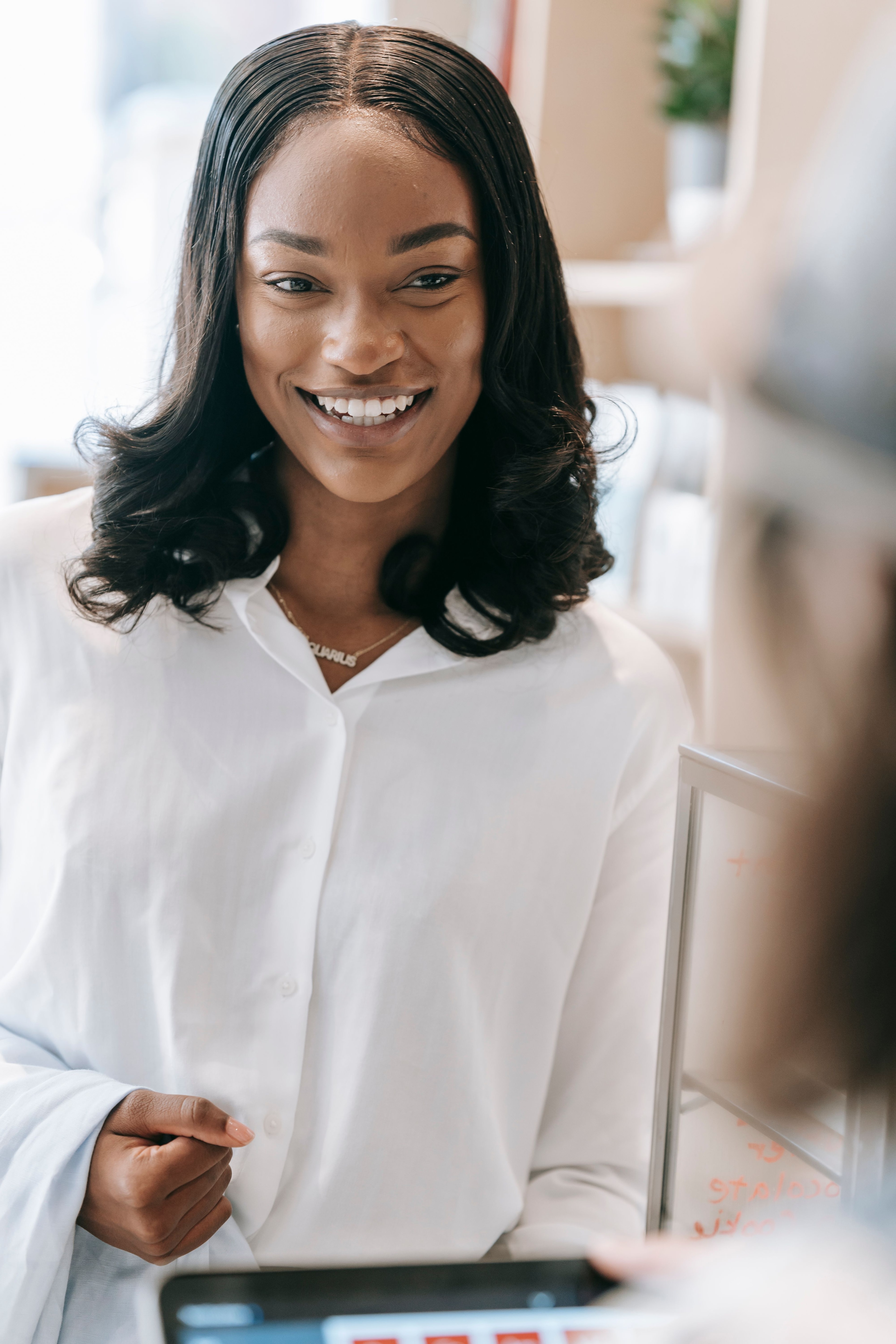 Commerçante fière, souriante dans son lieu